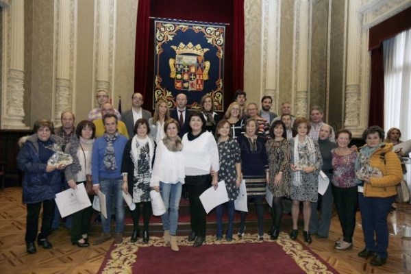 Homenaje a los empleados públicos en la institución provincial y felicitación navideña