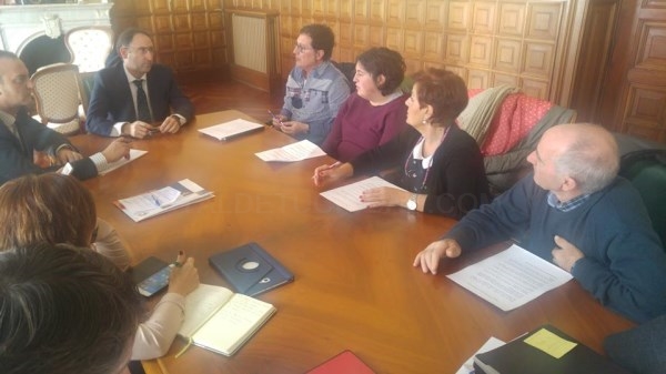 El Alcalde compromete al presidente de la Asociación de Vecinos de Allende el Río mejorar la iluminación y seguridad de la circulación