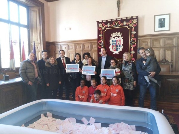 Jesusa Ibáñez, Julia Hierro y Paloma Inclán, agraciadas en el sorteo 'Un día entre 10.000 euros' organizado por Ayuntamiento y FECOPA