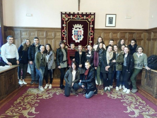 Alumnos del Liceo René Cassin de la localidad francesa de Tarare visitan el Ayuntamiento de Palencia