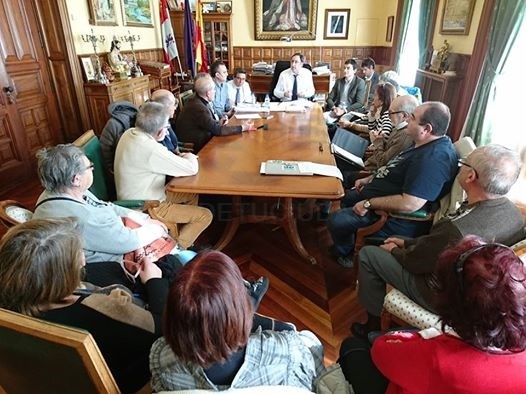 El Alcalde muestra a la Asociación de Vecinos del Cristo el apoyo del Ayuntamiento en su litigio por las canalizaciones del gas