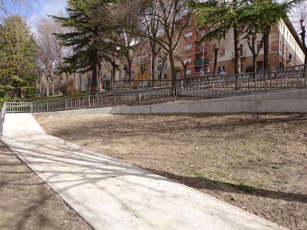 El concejal de Obras visita la ampliación del aparcamiento de la Calle Francia que dotarán de otras 100 plazas más al centenar existententes