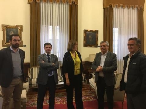 La presidenta, Ángeles Armisén recibe a la directiva del Palencia Baloncesto Quesos Cerrato