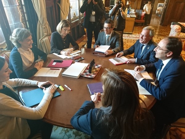 La ministra de Agricultura compromete con el Alcalde estudiar la firma de un convenio de colaboración para mejorar los espacios del Canal de Palencia