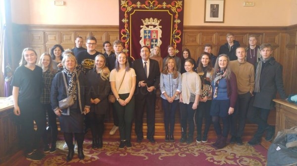 Un grupo de escolares daneses visitan el Ayuntamiento de Palencia