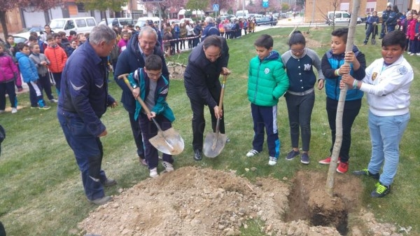 El Ayuntamiento celebra el Día Mundial del Árbol con la plantación de 46 ejemplares en los entornos de la Avenida de Cuba por parte de 300 escolares