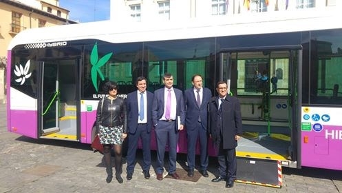 La flota de autobuses municipales cuenta desde hoy con su primera unidad híbrida que dará servicio en las líneas 1 y 2