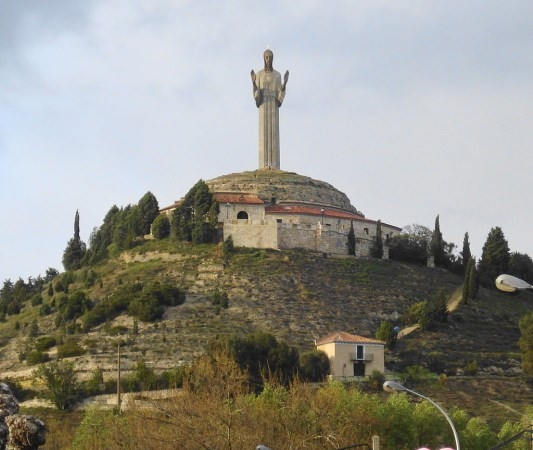 La Comisión Informativa de Obras deberá dictaminar el proyecto para la mejora de la pavimentación y paramentos de los entornos del Cristo del Otero