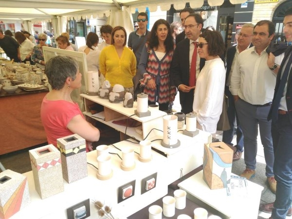 La Calle Mayor acoge hasta el próximo 4 de junio la XXX Muestra de Cerámica organizada por Ayuntamiento y Ceramistas Palentinos