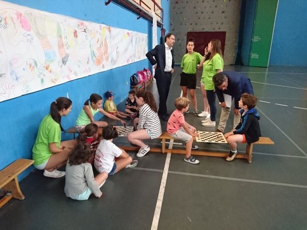 El Alcalde visitó a los niños que participan en el programa 'Pequejuegos y Minideportes' incluido dentro de la oferta de verano del PMD