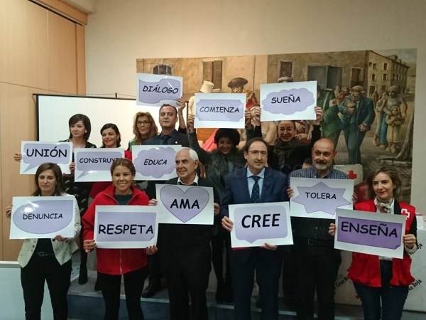 Ayuntamiento y Cruz Roja promueven el programa de actividades 'Ni una mano más' dirigido a sensibilizar a la sociedad contra la violencia de género