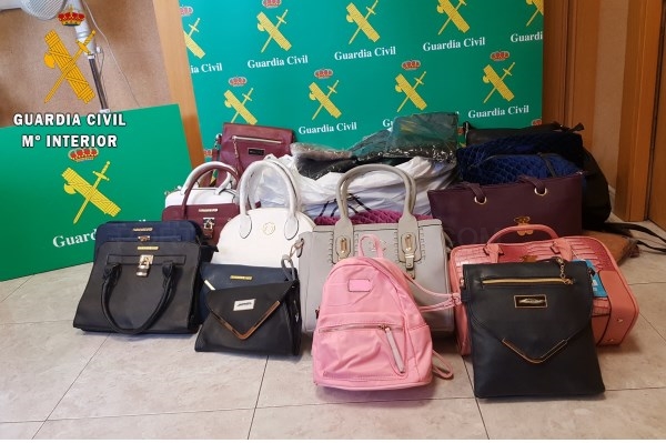 La Guardia Civil investiga a dos personas por posesión de bolsos presuntamente falsificados.