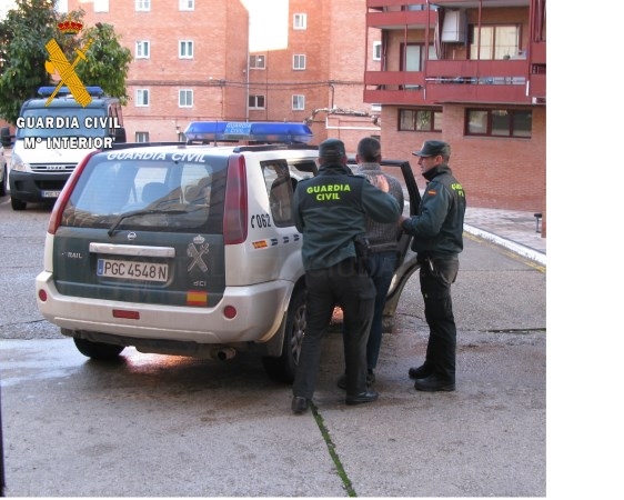 La Guardia Civil detiene a un joven por robar en dos bares del polígono industrial de Villamuriel.