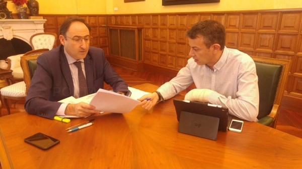 Alcalde y portavoz de Ciudadanos acuerdan trabajar en un documento que recoja las condiciones necesarias para lograr su apoyo en los Presupuestos