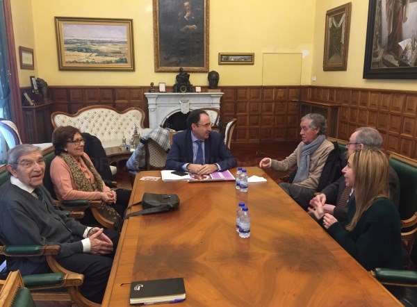 El Alcalde recibe a la ??directiva de la Cofradía Virgen de la Calle e la celebración de la fe