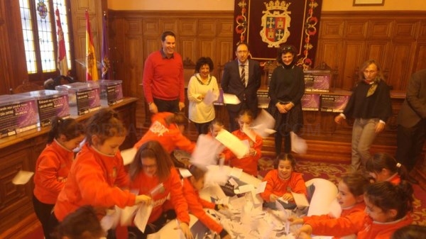 Jesús Sanz Abarquero, María del Carmen Mata Herrezuelo y Reyes Menéndez López, ganadores del sorteo 'Un día entre 10.000 euros'