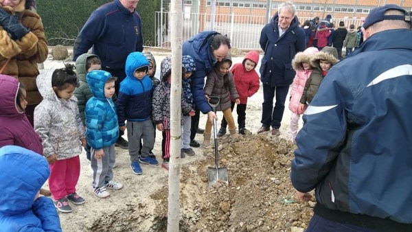 El Ayuntamiento celebra el Día Forestal Mundial con la plantación de una veintena de árboles en colaboración con casi 200 escolares de la capital
