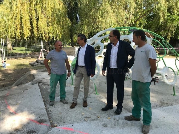 El Ayuntamiento está mejorando la imagen del Parque Isla Dos Aguas con la construcción de la pista de atletismo y la renovación de su zona infantil