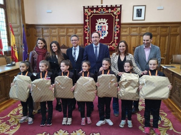 El Alcalde recibió en el Ayuntamiento al equipo prebenjamín del Club Gym-Pal recientemente proclamado Campeón de España por conjuntos