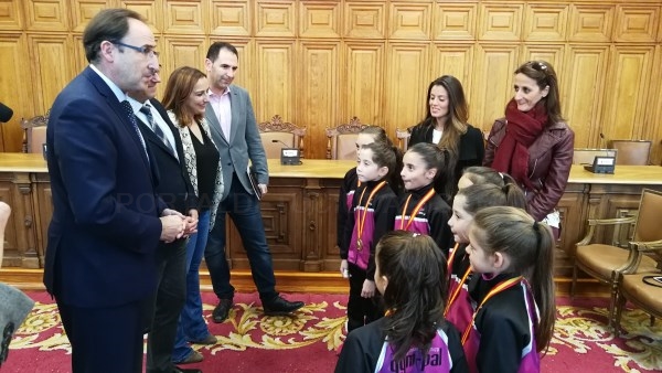 El Alcalde recibió en el Ayuntamiento al equipo prebenjamín del Club Gym-Pal recientemente proclamado Campeón de España por conjuntos