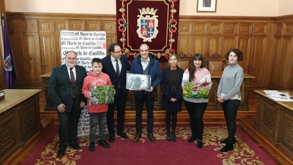El Alcalde de Palencia, Alfonso Polanco entregó hoy los premios de IX Maratón Fotográfica Norte de Castilla