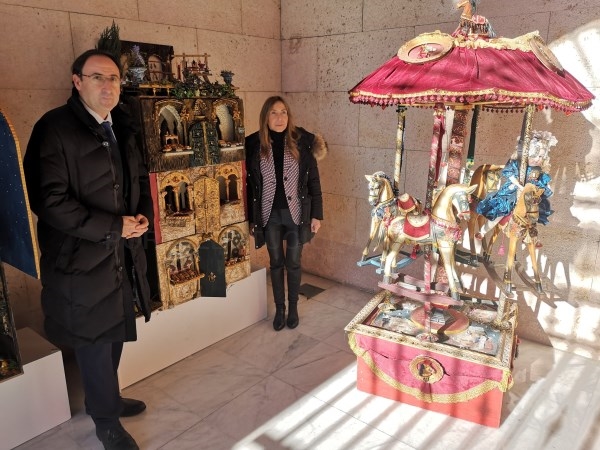 La Navidad llega al atrio del Ayuntamiento gracias a la inauguración del original belén ideado por Rosana Largo