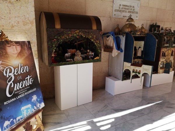 La Navidad llega al atrio del Ayuntamiento gracias a la inauguración del original belén ideado por Rosana Largo