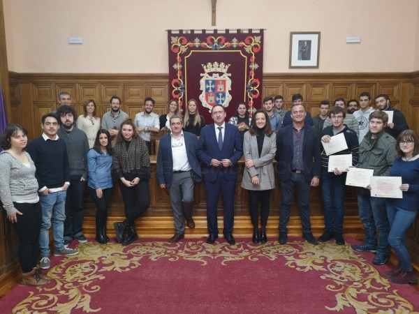 Ayuntamiento y Cámara de Comercio entregan los diplomas acreditativos a los 38 jóvenes que se han formado para mejorar sus capacidades laborales
