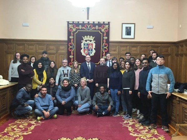 El Alcalde recibió a los 33 alumnos que se encuentran realizando estudios sobre gestión forestal sostenible en la ETSIIA