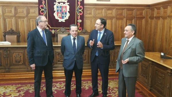 Mario Amilivia y los consejeros Emilio Melero y Miguel A. Jiménez mantienen un encuentro con el Ayuntamiento y la Diputación de Palencia
