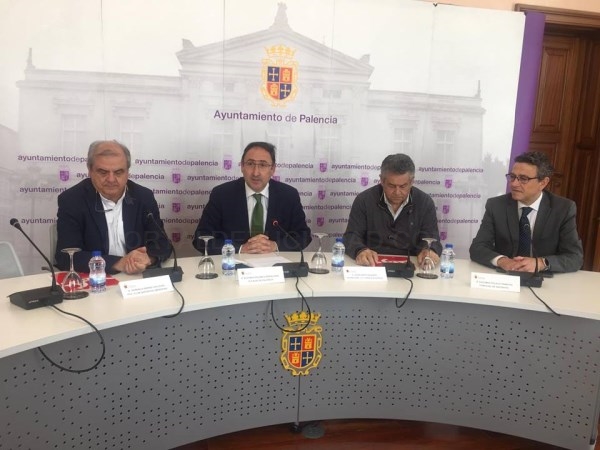 Firma de convenios colaborativos del Ayuntamiento de palencia con el Cristo Atlético y el Club Deportivo Maristas