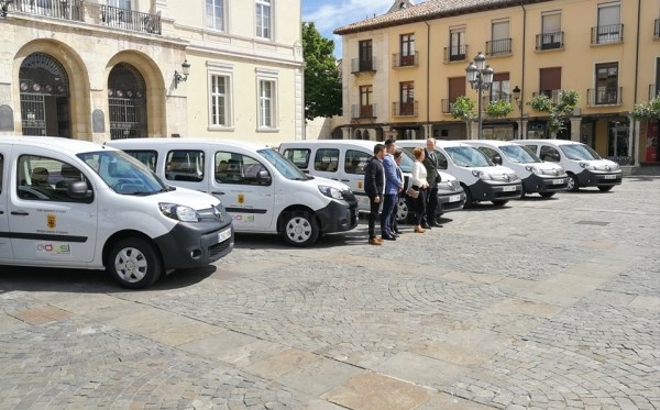 El Ayuntamiento recibe siete furgonetas eléctricas en las que se han invertido 142.000 euros y que servirán para renovar la flotas