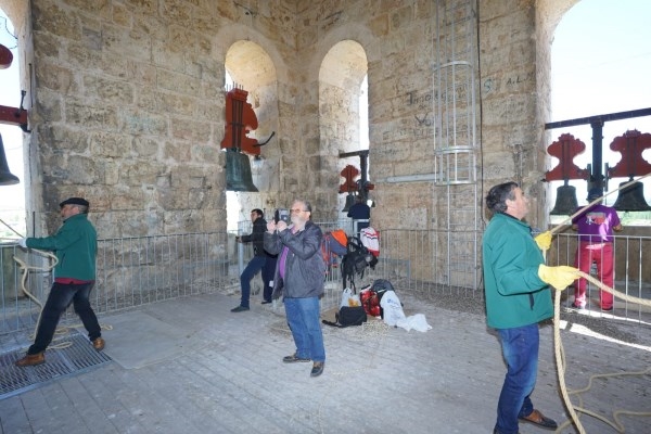 S. M. LA REINA APOYA EN EL BURGO DE OSMA EL TOQUE MANUAL DE CAMPANAS