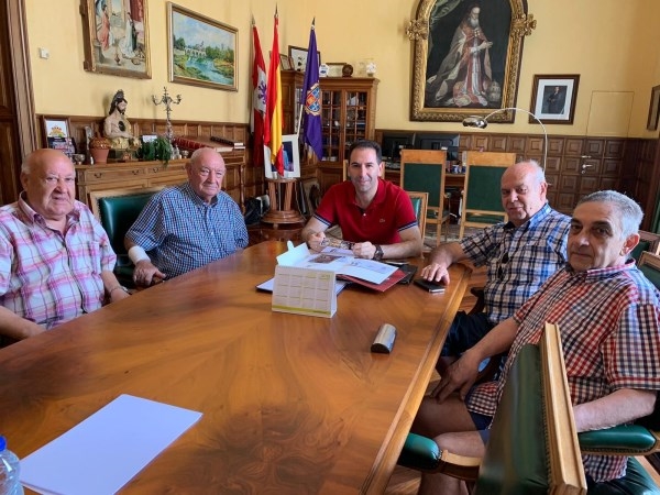 El Alcalde de Palencia, Mario Simón, se reune con la Sociedad Filatélica Palentina