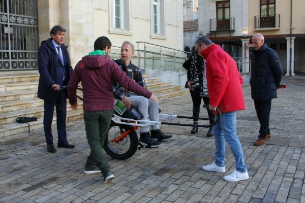 Galletas Gullón dona al Patronato Municipal de Deportes de Palencia una silla todoterreno para personas con movilidad reducida