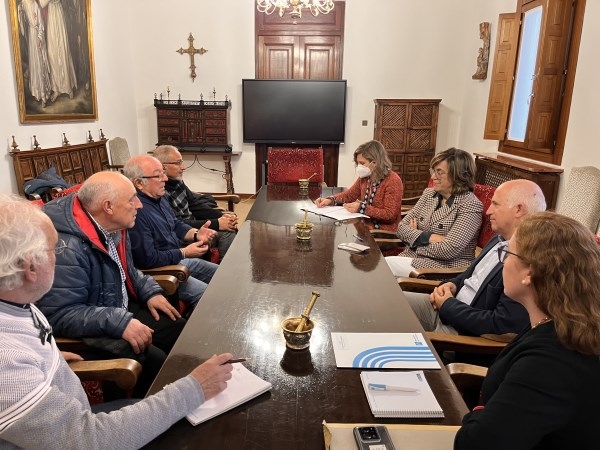 La presidenta de la Diputación y los vecinos de Barruelo se reúnen para recuperar el servicio de autobuses que existía hasta Aguilar
