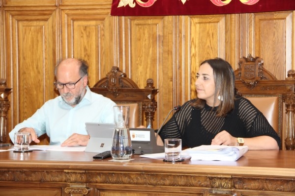 El pleno aprueba el Reglamento de la Plaza de Abastos y la nueva Ordenanza de Terrazas