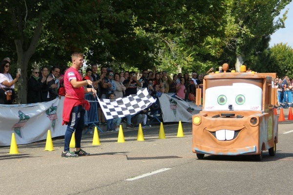 El ingenio, la creatividad, la pericia al volante y el humor marcan la Carrera de Autos Locos 2024