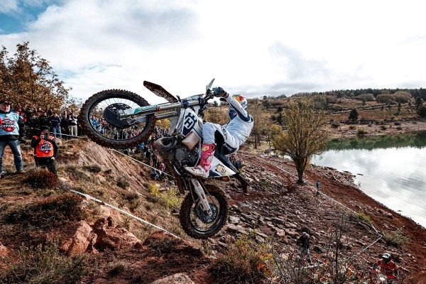 Manuel Lettenbichler se corona Campeón del Mundo FIM y Billy Bolt gana 24MX Hixpania Hard Enduro en Aguilar de Campoo