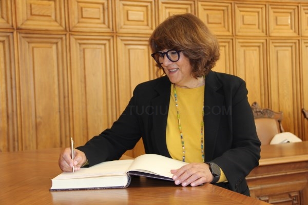 La directora general del Imserso, María Teresa Sancho, firma en el Libro de Visitas del Ayuntamiento de Palencia