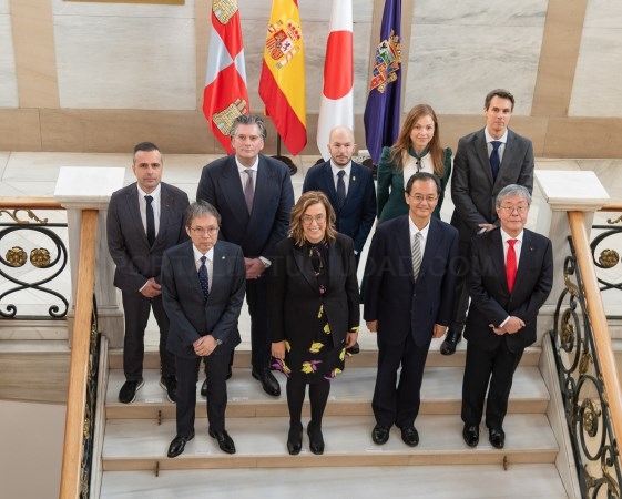 La presidenta de la Diputación, Ángeles Armisén, recibe en el Palacio Provincial al embajador de Japón en España