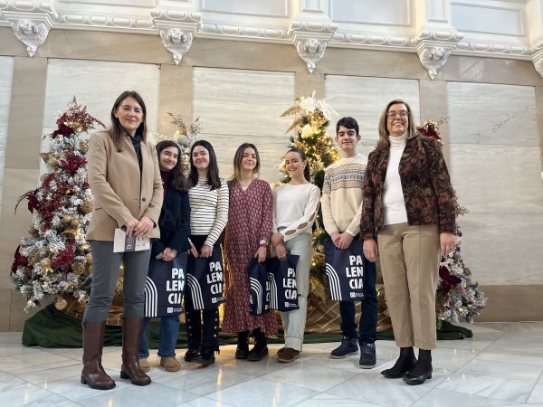 Ángeles Armisén recibe a alumnos del Colegio Filipense
