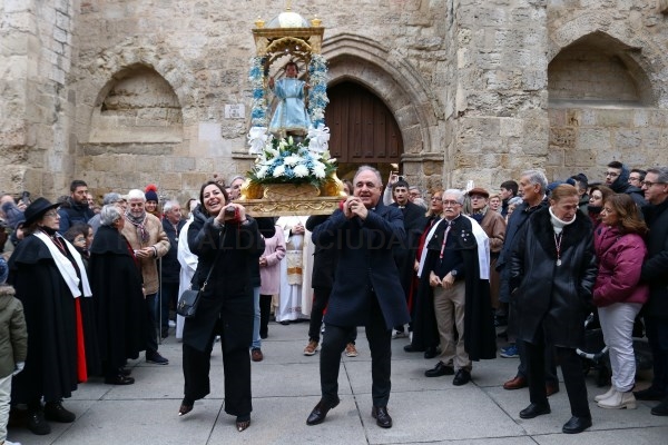 Cientos de palentinos se congregan en los entornos de San Miguel para ver bailar al Niño al son del 'Ea'