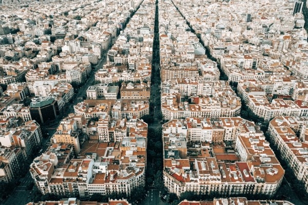 Cómo llegar al aeropuerto El Prat de Barcelona en coche: mejores rutas y opciones de aparcamiento