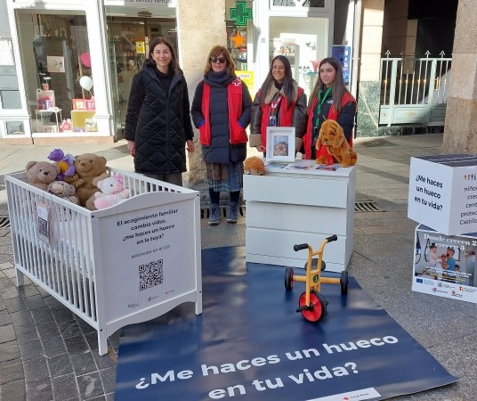 Palencia sale a la calle para concienciar sobre la importancia de contar con familias de acogida