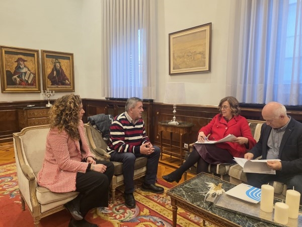 El alcalde de Villamartín da a conocer a la presidenta de la Diputación su proyecto de cerrar la terraza del bar municipal con una pérgola