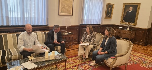 La presidenta de la Diputación presenta al alcalde de Monzón el proyecto de rehabilitación integral del Castillo