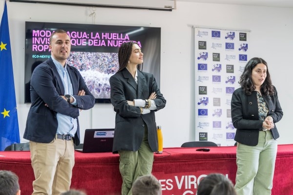 I La Diputación clausura en el IES Vírgen de la Calle la campaña en los centros escolares sobre "moda y agua" con Clara Tomé