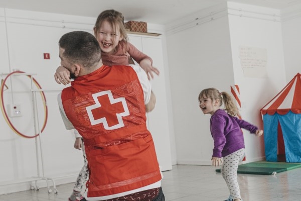 Cruz Roja Juventud acompaña a la infancia hospitalizada en Palencia a través del juego, la creatividad y la ilusión