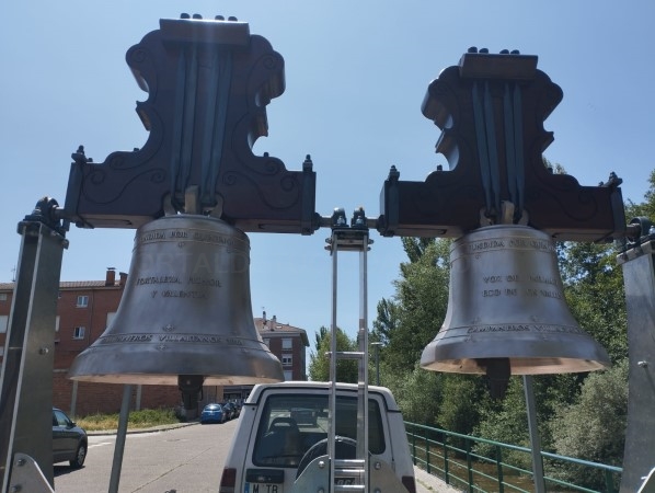Los Campaneros Villaltanos llevan su campanario móvil al Camino de Santiago